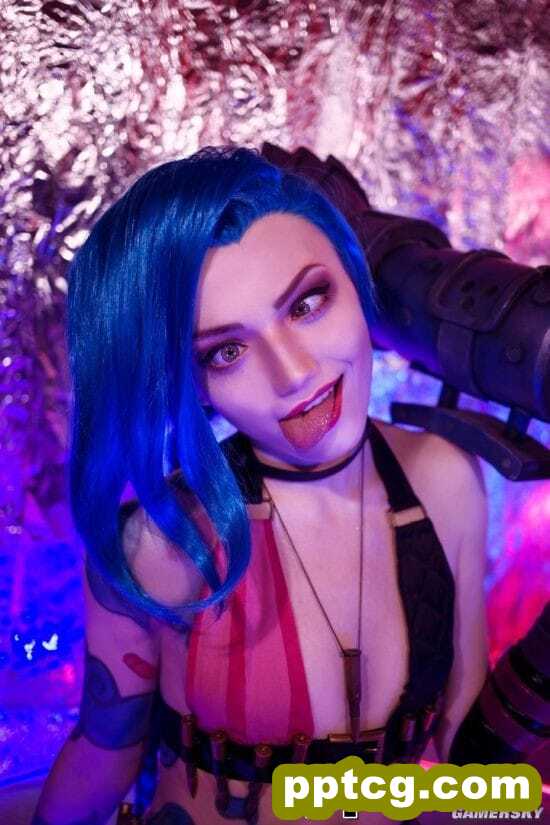 长腿翘臀的香甜正妹 火辣纤腰的白俄COSER