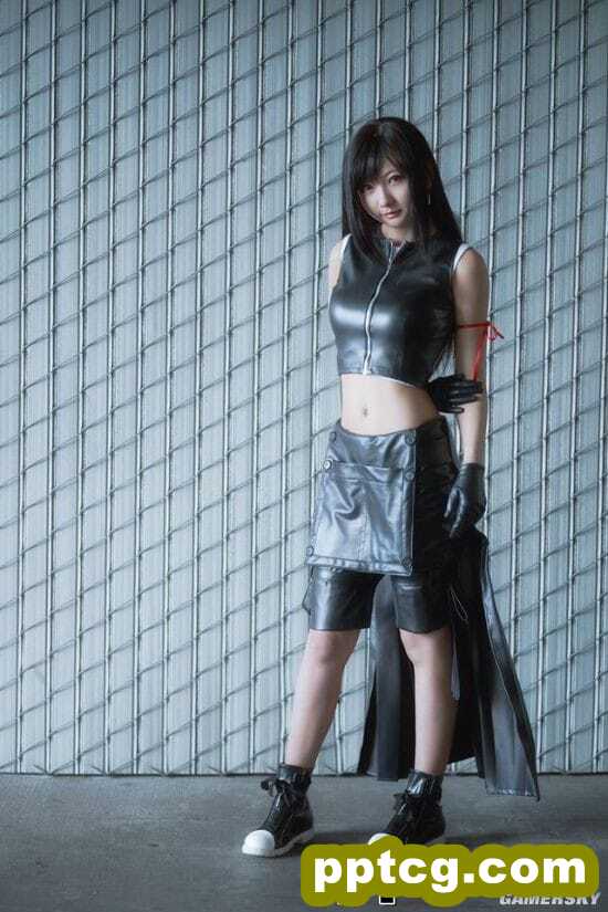 《最终幻想7》蒂法COS 皮衣女神绝妙身材