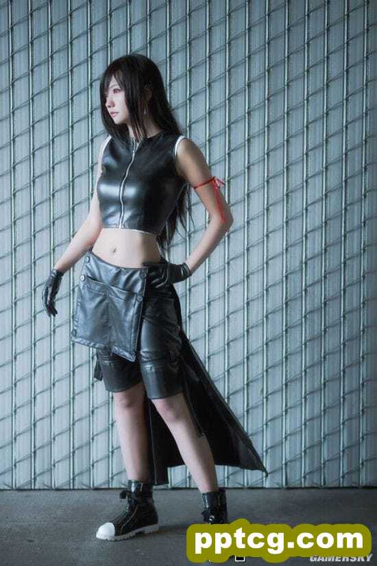 《最终幻想7》蒂法COS 皮衣女神绝妙身材