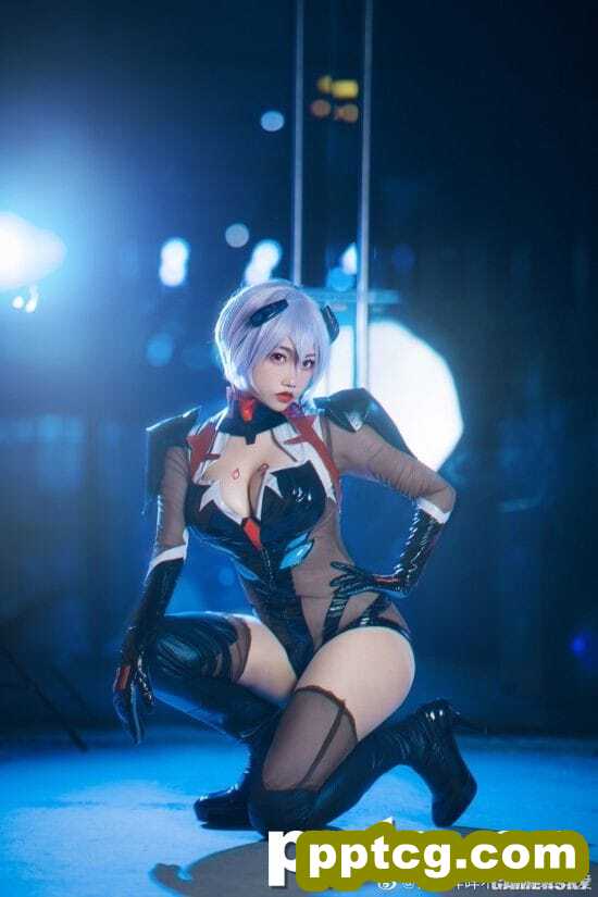 国内小姐姐《EVA》绫波丽战斗服COS 黑丝下的三无少女