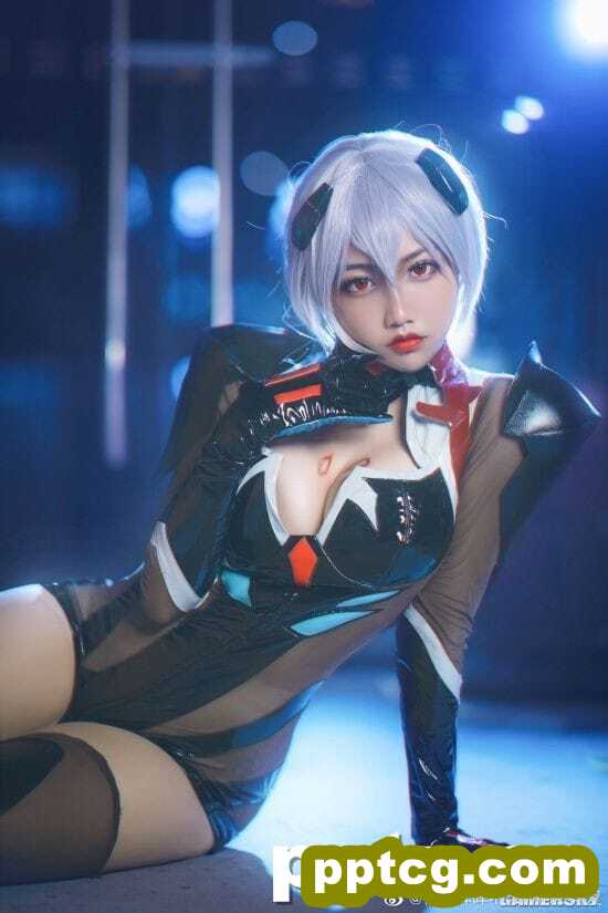 国内小姐姐《EVA》绫波丽战斗服COS 黑丝下的三无少女