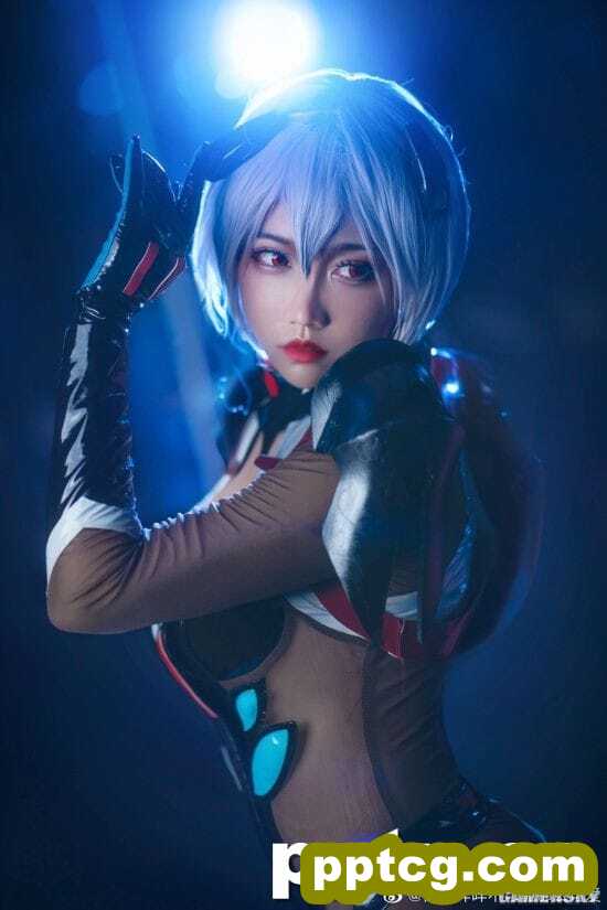 国内小姐姐《EVA》绫波丽战斗服COS 黑丝下的三无少女
