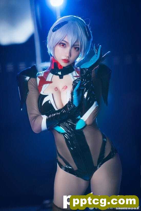 国内小姐姐《EVA》绫波丽战斗服COS 黑丝下的三无少女