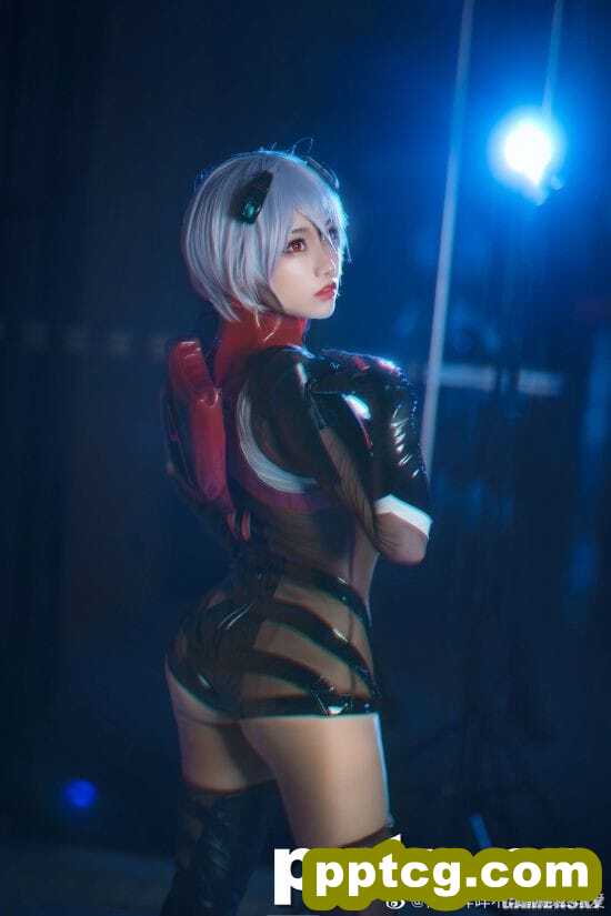 国内小姐姐《EVA》绫波丽战斗服COS 黑丝下的三无少女
