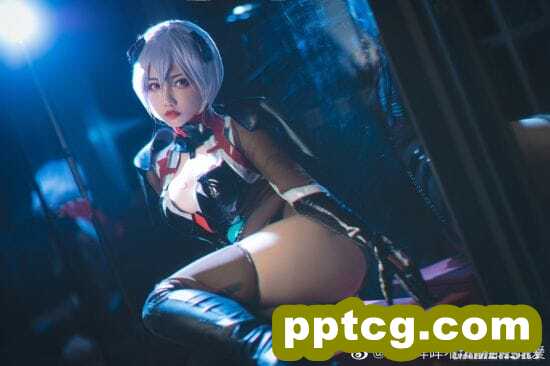 国内小姐姐《EVA》绫波丽战斗服COS 黑丝下的三无少女