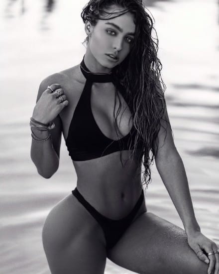 蜂腰翘臀却被质疑 丁字裤女王Sommer Ray怒怼网友