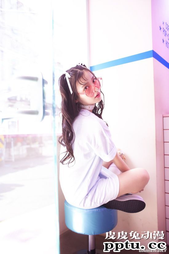声优上坂堇写真集加印 身材出众的成熟政委美照