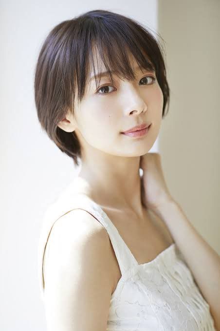 长腿高佻的美女麻将师 火辣性感的短发写真偶像冈田纱佳-皮皮兔动漫
