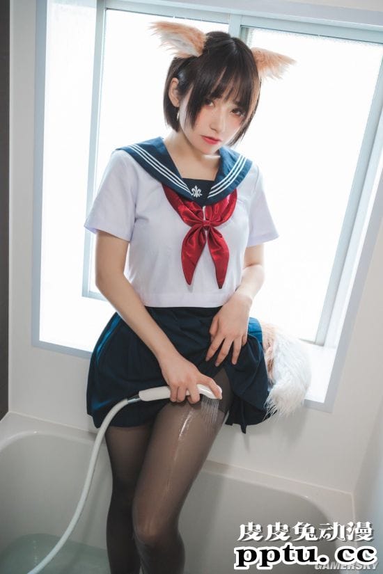 泳装激赞的短发樱花妹 小露光滑美腿的日本COSER九重 はる