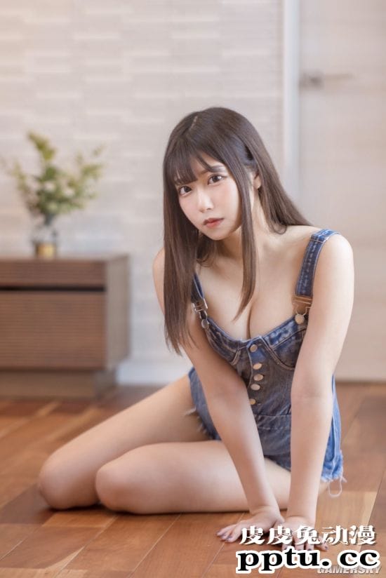 白肤美腿身材极好 曲线迷人的19岁樱花嫩妹Ruchiko
