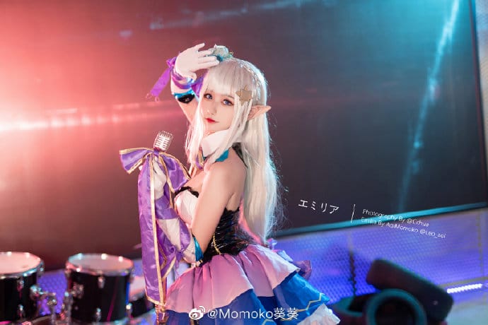 《Re:从零开始的异世界生活》艾米莉亚偶像歌手Cosplay【CN:Momoko葵葵】-皮皮兔动漫