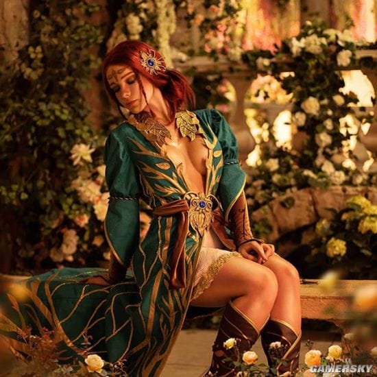 俄妹COS《巫师》和服希里 性感的深V女武士