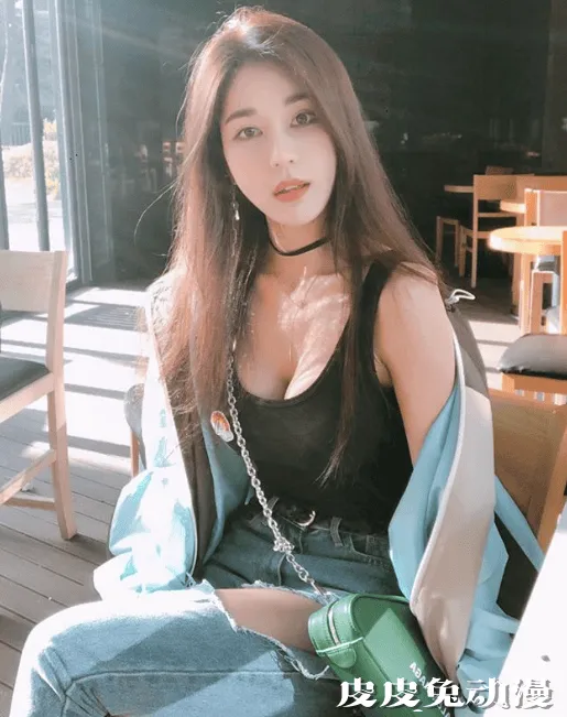 好身材随音乐一起舞动 赛车女郎转行的辣妹DJ SIENA