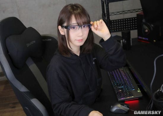 日本COSER伊织萌拍摄电竞眼镜代言写真 看美女眼睛会累吗?