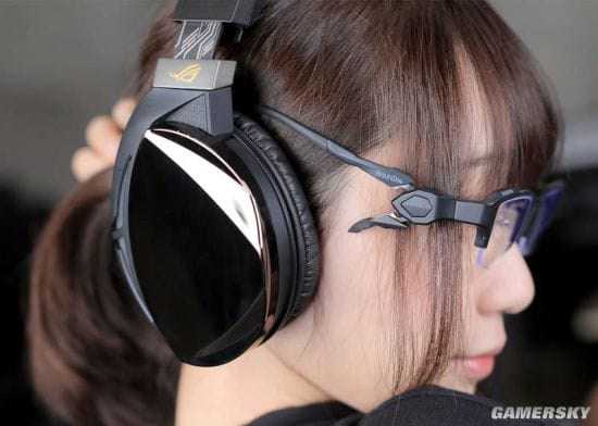 日本COSER伊织萌拍摄电竞眼镜代言写真 看美女眼睛会累吗?