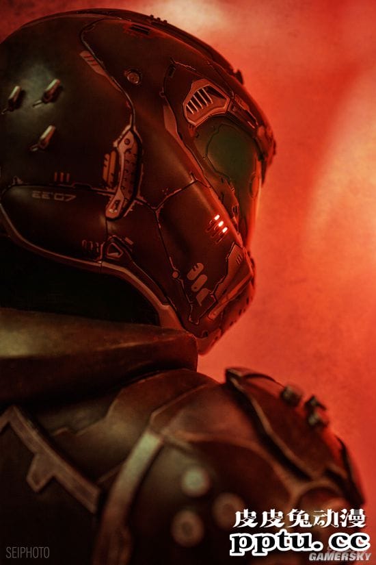 俄妹COS性转《毁灭战士》 猛男变猛女手持裁决剑