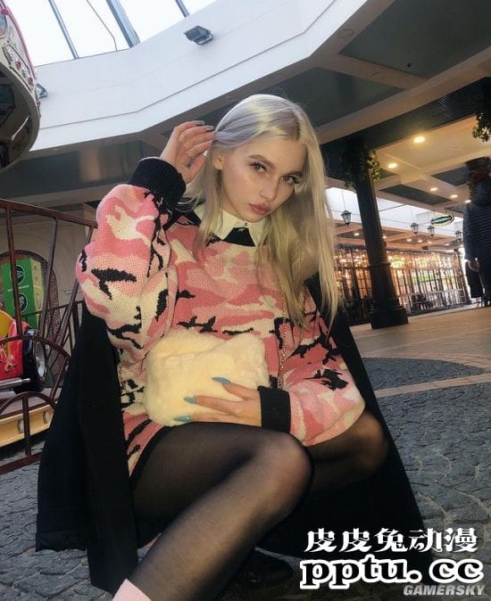 魅惑颜值的银发正妹 身材超辣的俄罗斯网红模特
