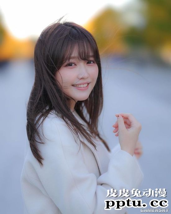 小露香肩的网红模特 清纯樱花妹又萌又撩人