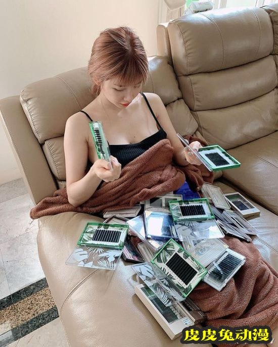 生娃后依旧晒出美照 泰国网红辣妈美艳写真