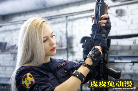 俄罗斯“最美女兵”出名后却被开除 因为一段短视频
