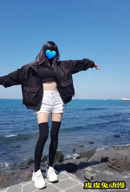 日本美少女画师走红 极品身材像极二次元人物