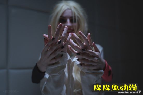 俄妹COS精分版小丑女 一双长腿白到可怕