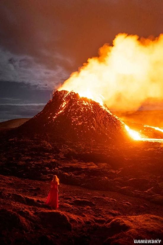 心惊肉跳的美：美女专门在喷发的火山玩自拍