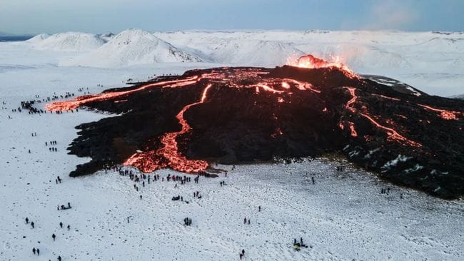 心惊肉跳的美：美女专门在喷发的火山玩自拍