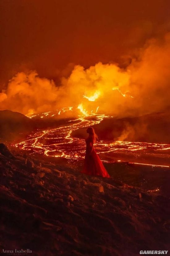 心惊肉跳的美：美女专门在喷发的火山玩自拍