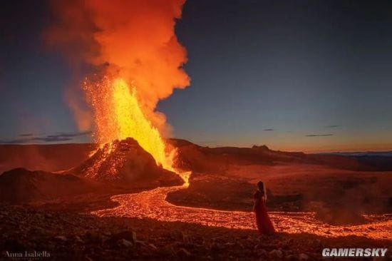 心惊肉跳的美：美女专门在喷发的火山玩自拍