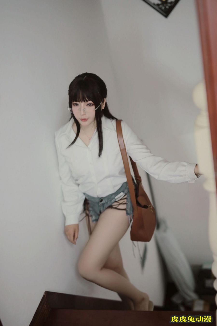 网络美女小容仔咕咕咕白衬衫微露小蛮腰创口贴OL主题套图-皮皮兔动漫