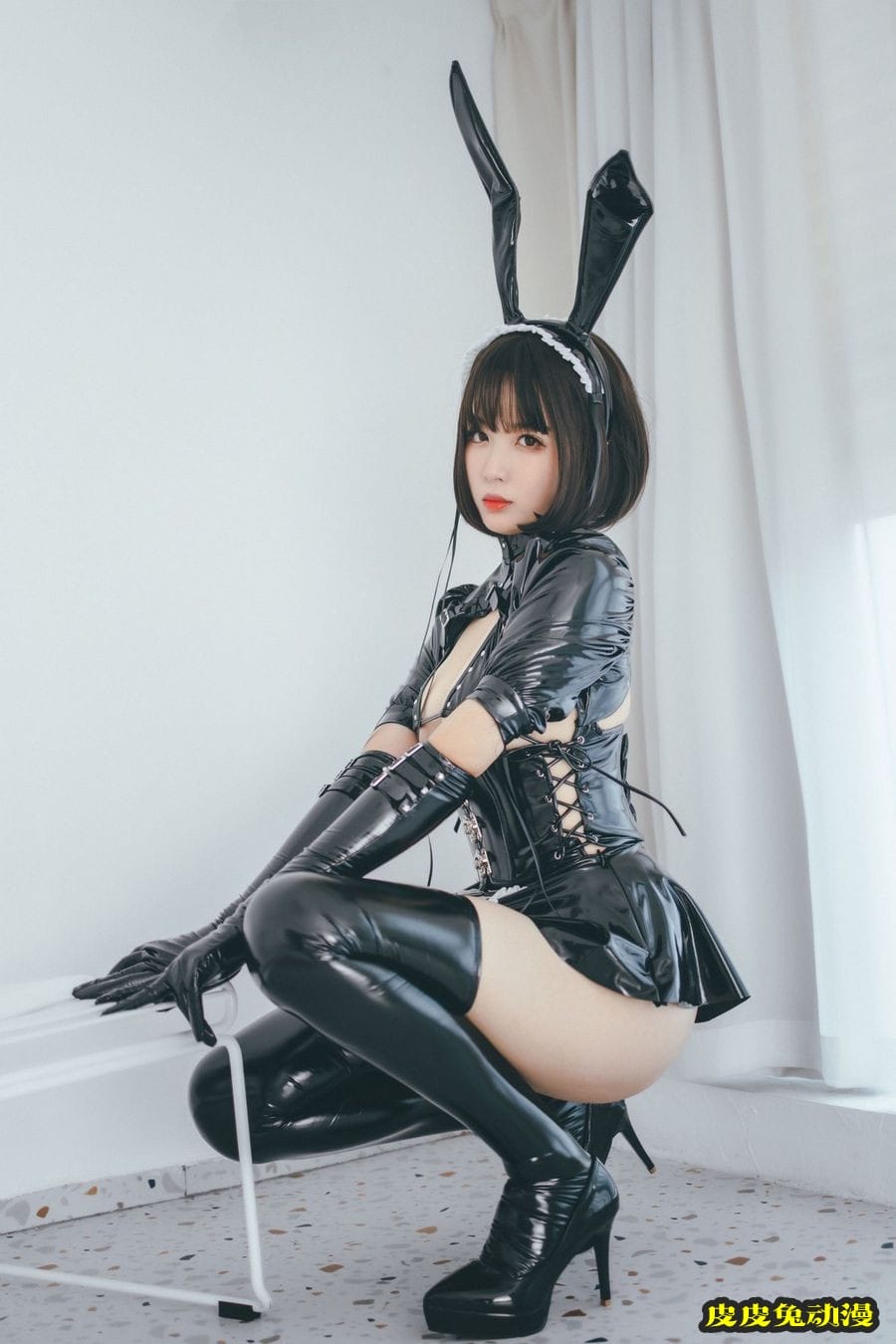 网络美女轩萧学姐黑色皮质服饰三点式内衣兔女郎装扮写真-皮皮兔动漫