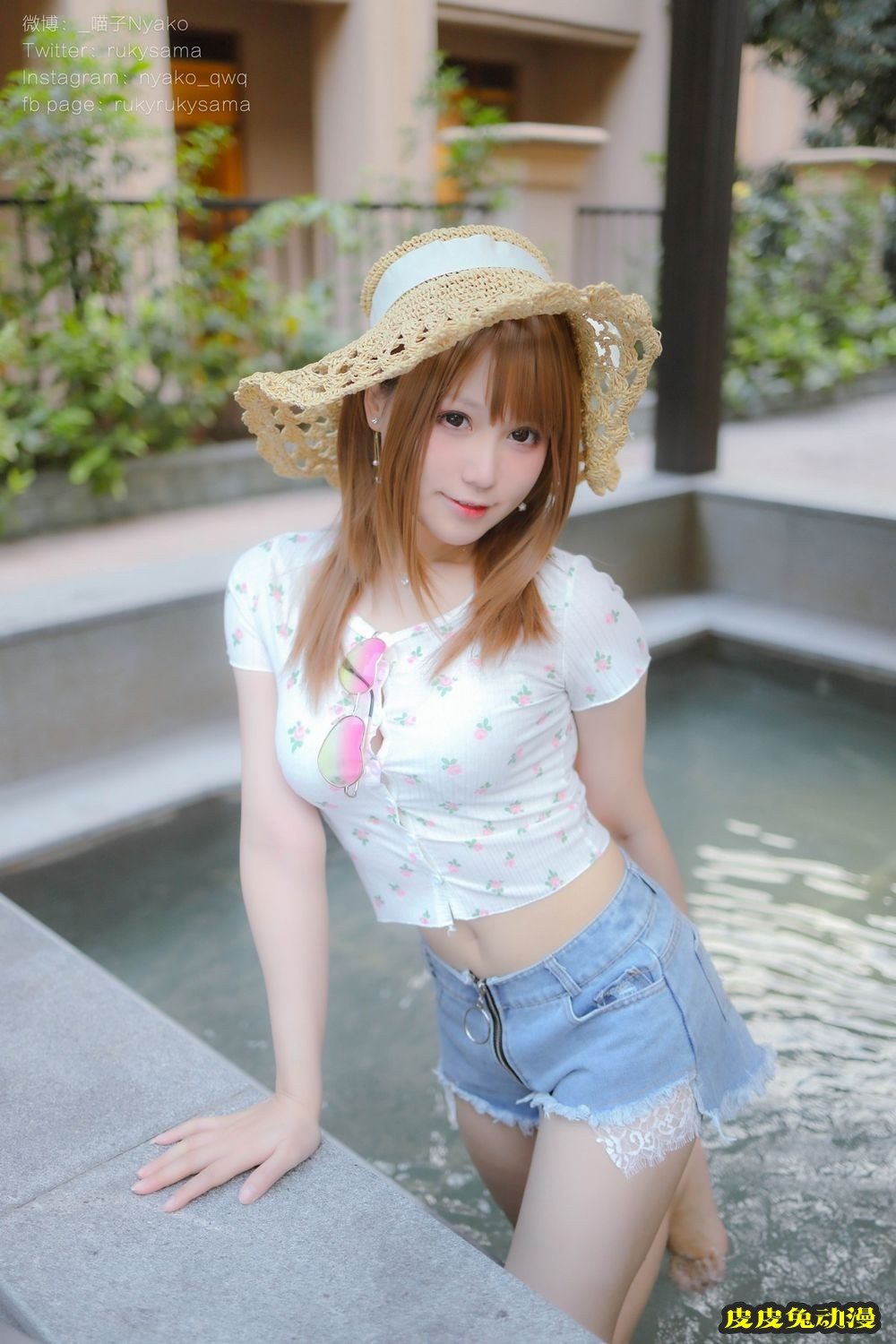 网络美女Nyako喵子温泉脱牛仔裤蕾丝内裤湿身系列户外写真-皮皮兔动漫