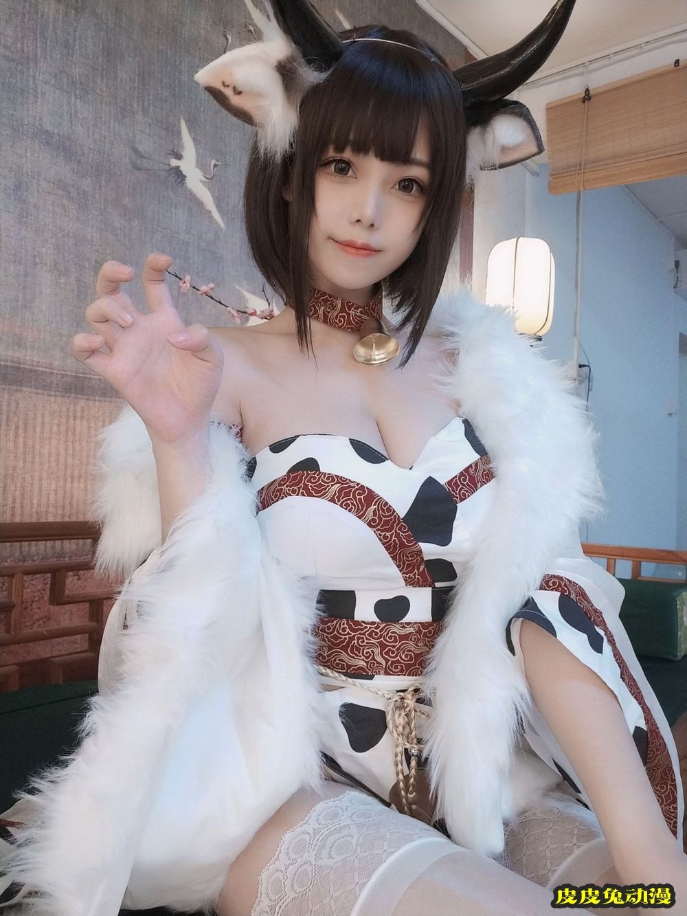 人气博主蜜汁猫裘白色蕾丝袜低胸服饰奶牛主题私房写真-皮皮兔动漫