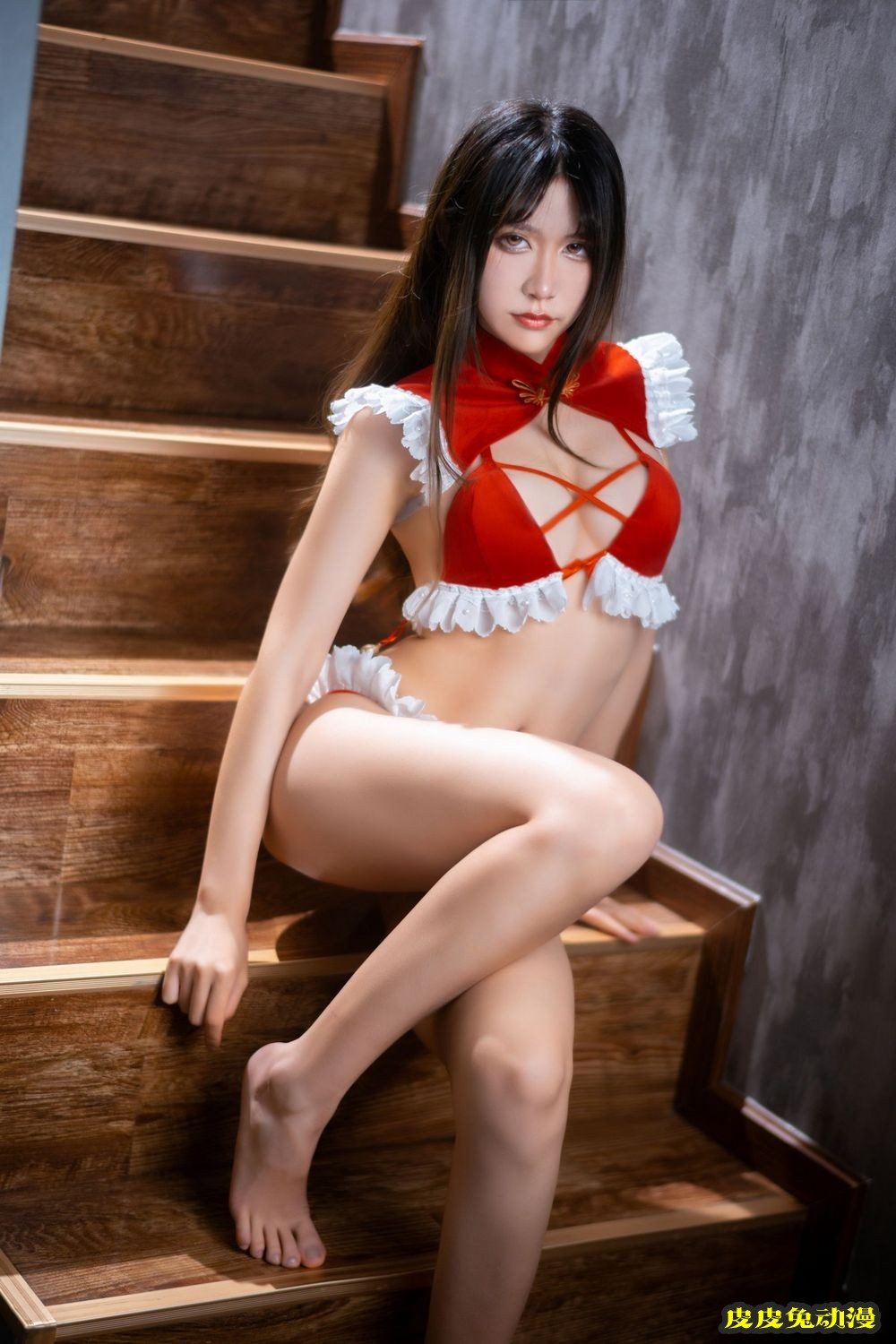 动漫博主阮邑Fairy红色内衣秀完美身材楼梯间私房迷人写真-皮皮兔动漫