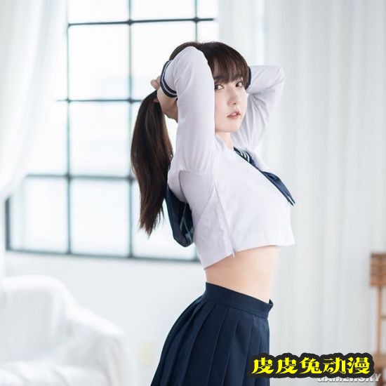 白皙诱人的功夫美少女 一字马和飞踢都是绝活