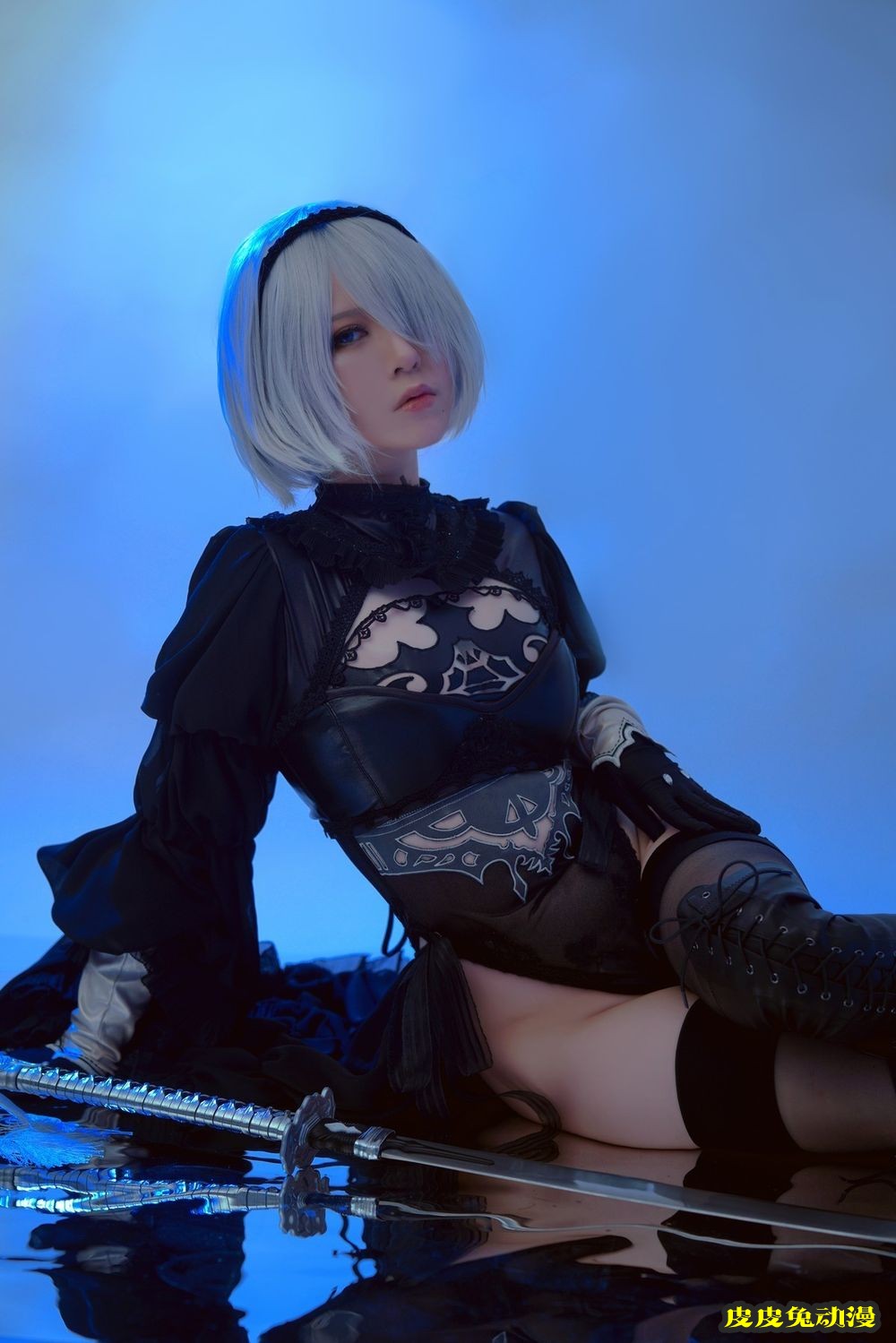 网络美女半半子_黑色高叉连体衣英姿女武士系列性感写真