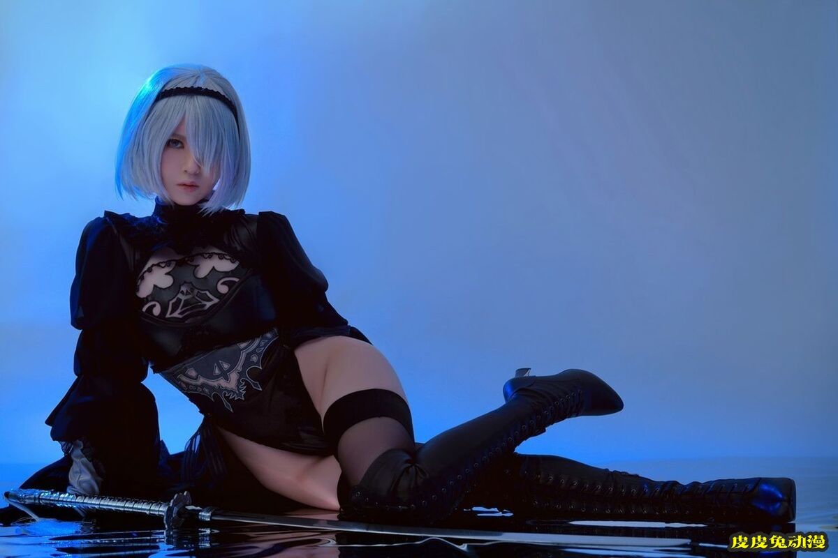 网络美女半半子_黑色高叉连体衣英姿女武士系列性感写真