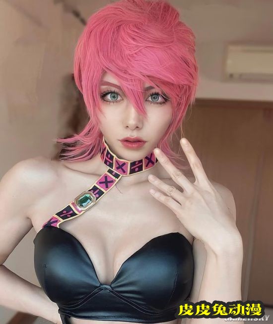 日本肌肉正妹COS《JOJO》特里休乌纳 辣妹大秀腹肌