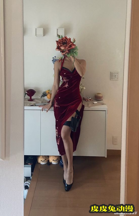 日本肌肉正妹COS《JOJO》特里休乌纳 辣妹大秀腹肌-皮皮兔动漫
