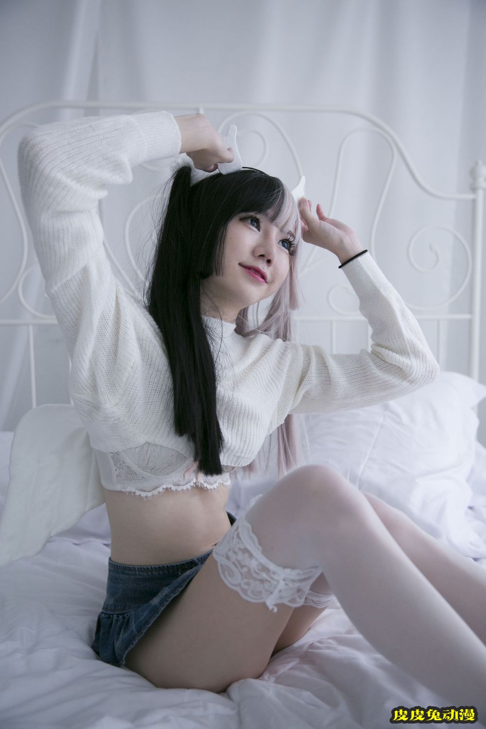网络美女多啦雪白丝玉足牛仔小热裤双马尾系列装扮写真