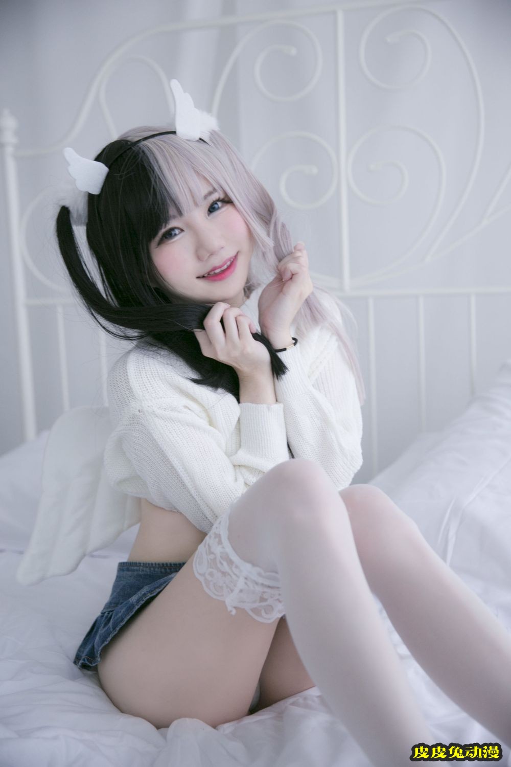 网络美女多啦雪白丝玉足牛仔小热裤双马尾系列装扮写真