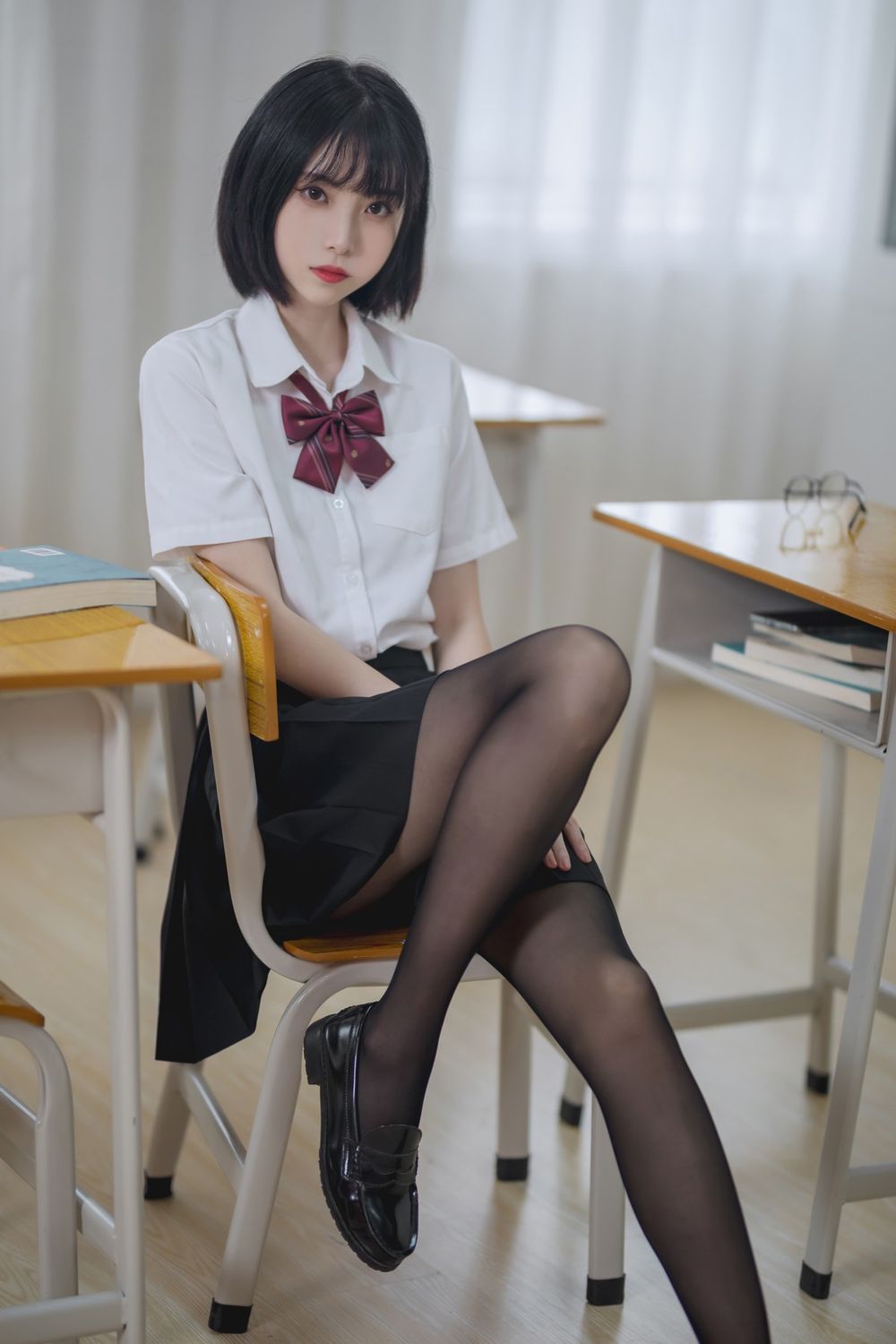网络美女许岚LAN白衬衫配黑丝美腿JK制服教室场景性感写真