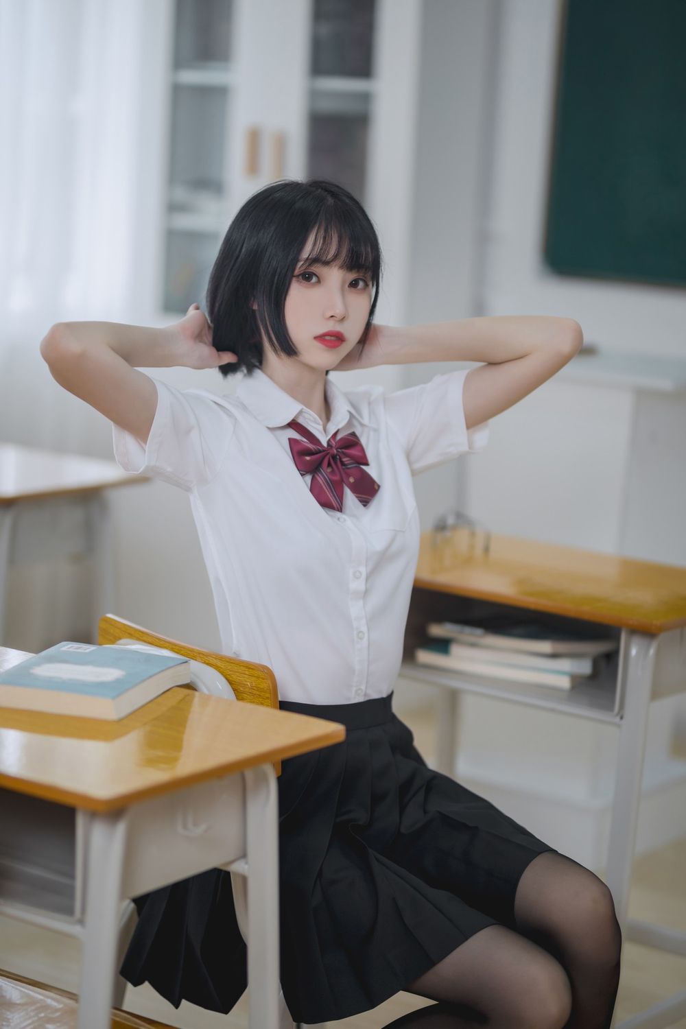 网络美女许岚LAN白衬衫配黑丝美腿JK制服教室场景性感写真