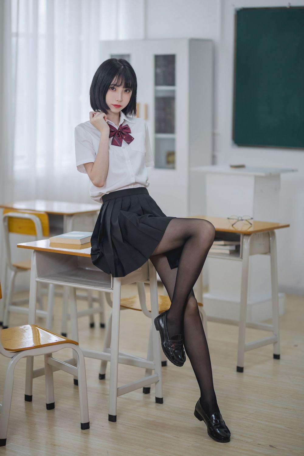 网络美女许岚LAN白衬衫配黑丝美腿JK制服教室场景性感写真