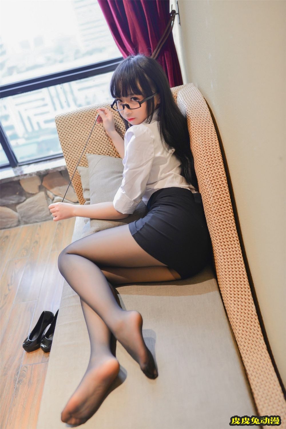 网络美女雪琪SAMA白衬衫黑丝美腿教师OL职场主题迷人写真