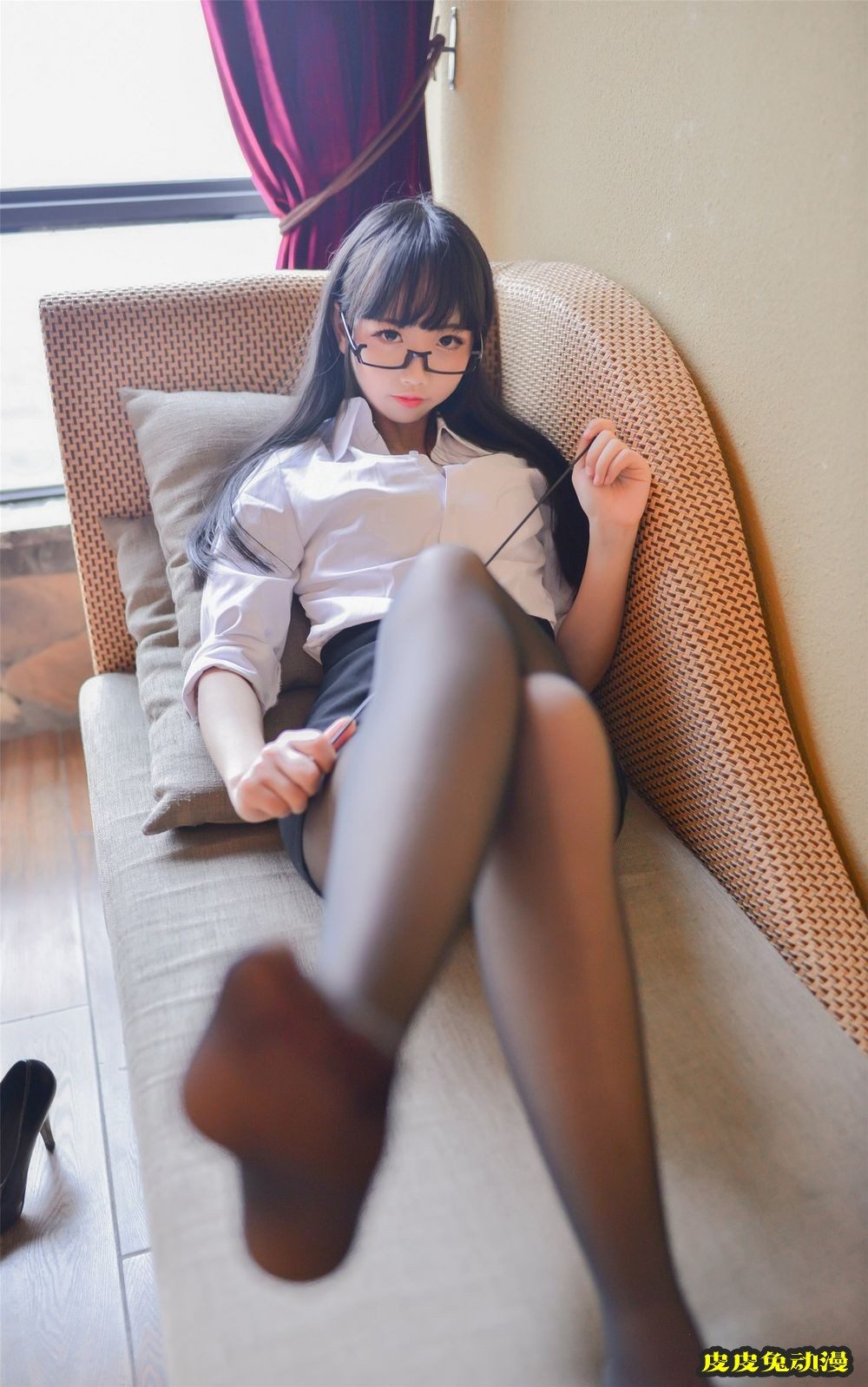 网络美女雪琪SAMA白衬衫黑丝美腿教师OL职场主题迷人写真