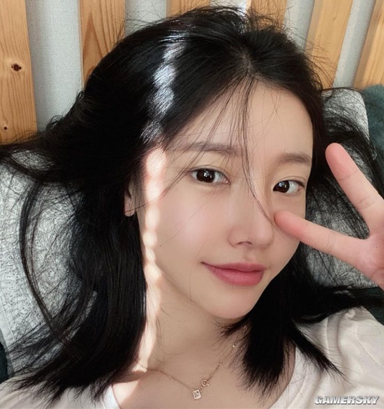 吊带背心下的好身材 颜值精致的韩国网红正妹