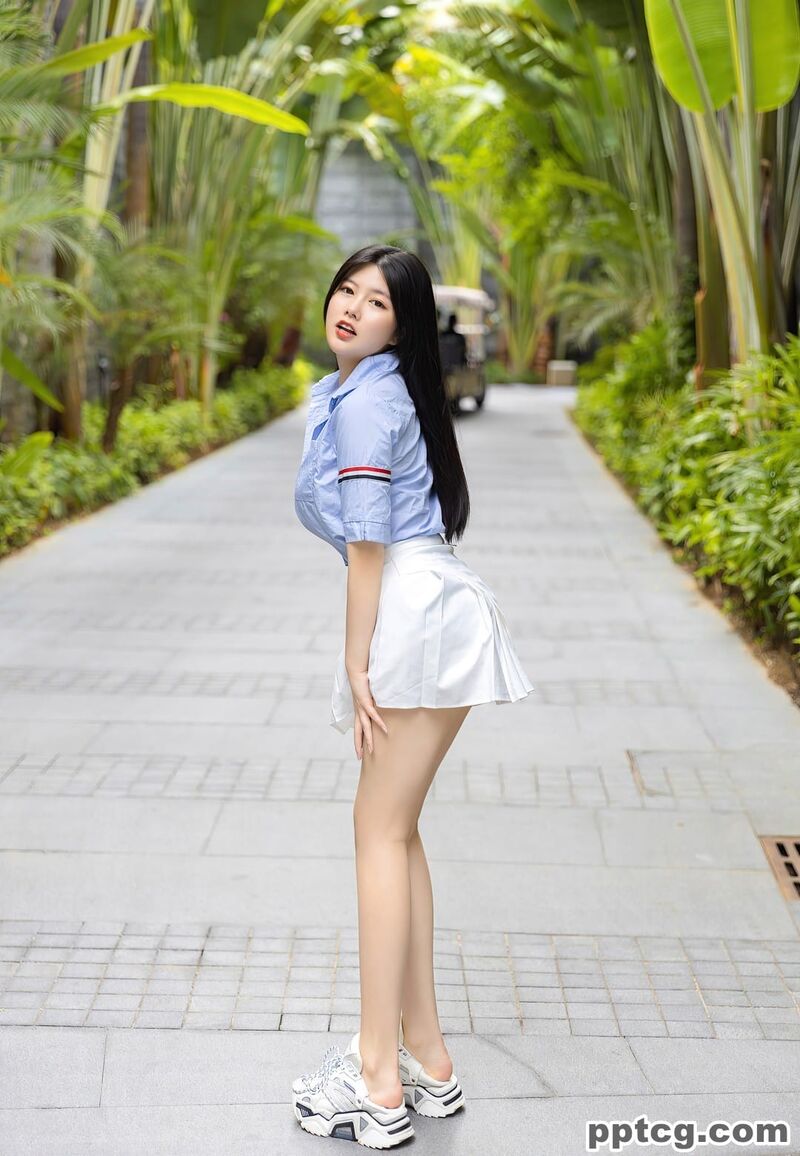 娜露Selena美女写真图集合集打包下载54套 17GB  2025-04-07 套图合集 8       详情介绍   常见问题        哎哟喂！今天咱们来唠唠这位让直男挪不开眼、女生都忍不住偷瞄的宝藏女孩——娜露Selena！别看名字带点洋气，人家可是土生土长的郑州妹子，1997年出生的白羊座，身高165cm配上50kg的微肉身材，三围B92/W70/H94，这数据一摆出来，妥妥的“人间沙漏”啊！ 说到她的风格，那可真是“又纯又欲天花板”！穿个小白裙能拍出初恋感，换上蕾丝内衣立马变身暗黑系御姐，户外麦田里甩个长发像文艺片女主，私房打光灯一照又成了油画里的古典美人。她自己还开玩笑说：“摄影师让我摆姿势，我脑子里全是抖音热门BGM！” 别看现在镜头前游刃有余，刚入行时她可闹过笑话。有次拍运动主题写真，穿着紧身瑜伽裤做高抬腿动作，结果“刺啦”一声裤裆裂了！全场憋笑憋到内伤，这妞居然淡定掏出别针现场改造型，还自嘲：“这叫行为艺术懂不懂？” 要说最杀人的还是她那招牌蜜桃臀！粉丝们给她起了个外号叫“郑州卡戴珊”，她自己倒挺佛系：“健身？不存在的！我这肉都是吃烩面长的，纯天然河南特产～”结果有次直播吃胡辣汤配油馍头，弹幕集体哀嚎：“姐姐别吃了！再吃写真要变美食纪录片了！” 这姑娘还是个斜杠青年，滑雪能玩单板360度转体，跳爵士舞能嗨翻全场，最近还考了个潜水证。粉丝都说：“别人家模特拍照要打光，她拍照要带急救包——指不定就从哪块礁石上蹦下去了！” 现在她的54套写真集早被老司机们封为“硬盘必存资源”，从清纯校服到辣妹比基尼应有尽有。有网友统计过，她光是撩头发的姿势就有17种，粉丝们还发起过“娜露仿妆挑战赛”，结果集体翻车：“这腰臀比是碳基生物能拥有的吗？！”       更新2套： Ugirls爱尤物 2022 NO.2414 执笔春生 娜露[35P／81.6MB] Ugirls爱尤物 2022 NO.2424 心念之名 娜露[35P／77MB] 完整版菜单 BoLoli波萝社2017.06.06 VOL.066 娜露selena[34P251M] BoLoli波萝社2017.07.20 VOL.088 娜露Selena[40P418M] HuaYang花漾 2017.11.22 VOL.016 娜露Selena [40P94MB] HuaYang花漾 2017.12.08 VOL.018 娜露Selena[40+1P113M] HuaYang花漾 2018.01.09 VOL.024 娜露Selena [40P89MB] HuaYang花漾 2020.07.09 VOL.252 娜露Selena [61P131MB] HuaYang花漾 2020.07.24 VOL.262 娜露Selena [65P645MB] HuaYang花漾 2020.09.15 VOL.290 娜露Selena [56P537MB] HuaYang花漾 2020.10.12 VOL.303 娜露Selena[55+1P／504MB] HuaYang花漾 2021.01.19 VOL.354 娜露Selena[53+1P／473MB] HuaYang花漾 2021.03.19 VOL.376 娜露Selena[40+1P／404MB] MiStar魅妍社 2015.11.02 VOL.042 娜露Selena[60P+1P173M] MiStar魅妍社 2015.11.28 VOL.046 娜露Selena[54+1P93M] MiStar魅妍社 2015.12.21 VOL.050 娜露Selena MiStar魅妍社 2016.01.13 VOL.057 娜露Selena[60+1P155M] MiStar魅妍社 2016.04.13 VOL.073 娜露Selena TouTiao头条女神 2019.02.10 娜露selen[29P／9.14M] TouTiao头条女神 2019.04.17 娜露selena 情绪人生[19+1P／39.3M] Ugirls尤果网 爱尤物专辑 VOL.1952 娜露 初稿 [35P36.7MB] Ugirls尤果网 爱尤物专辑 VOL.2002 娜露 棕榈叶少女[35P／43.6MB] Ugirls尤果网 爱尤物专辑 VOL.2062 娜露 高温元气[35P／42.2MB] Ugirls尤果网 爱尤物专辑 VOL.2075 娜露 赏春[35P／35.9MB] Ugirls尤果网 爱尤物专辑 VOL.2099 娜露 露天诱惑[35P／39.3MB] Ugirls尤果网 爱尤物专辑 VOL.2269 鸿运当头 娜露 [35P221M] Ugirls尤果网 爱尤物专辑 VOL.2272 高温运动 娜露 [35P77M] Ugirls爱尤物 2022 NO.2361 快乐软糖 娜露[35P／109MB] Ugirls爱尤物 2022 NO.2414 执笔春生 娜露[35P／81.6MB] Ugirls爱尤物 2022 NO.2424 心念之名 娜露[35P／77MB] Ugirls爱尤物 2022 NO.2443 娜露 心语心愿[35P／114MB] XIUREN秀人网 2016.05.03 NO.0518 娜露Selena[52+1P188M] XIUREN秀人网 2018.10.10 NO.1183 娜露Selena [53P194MB] XIUREN秀人网 2019.02.28 NO.1356 娜露Selena[47+1P147M] XIUREN秀人网 2019.05.23 NO.1468 娜露Selena[41+1P120M] XIUREN秀人网 2019.12.27 NO.1886 娜露Selena[52+1P75M] XIUREN秀人网 2020.06.30 NO.2275 娜露Selena [60P724MB] XIUREN秀人网 2020.07.20 NO.2345 娜露Selena [48P620MB] XIUREN秀人网 2020.08.26 NO.2491 娜露Selena [46P521MB] XIUREN秀人网 2020.08.31 NO.2508 娜露Selena [51P589MB] XIUREN秀人网 2020.11.05 NO.2744 娜露SELENA[50+1P／455MB] XIUREN秀人网 2020.12.07 NO.2863 娜露Selena[50+1P／477MB] XIUREN秀人网 2021.05.07 NO.3379 娜露Selena[48+1P／359MB] YouMi尤蜜荟 2020.06.28 VOL.474 娜露Selena [77P917MB] YouMi尤蜜荟 2020.07.13 VOL.484 娜露Selena [76P879MB] YouMi尤蜜荟 2020.08.24 VOL.513 娜露Selena [64P698MB] YouMi尤蜜荟 2020.09.07 VOL.523 娜露Selena [90P905MB] YouMi尤蜜荟 2020.09.16 VOL.528 娜露Selena [49P424MB] YouMi尤蜜荟 2020.10.09 VOL.539 娜露Selena [59P554MB] YouMi尤蜜荟 2020.10.21 VOL.543 娜露Selena [64P550MB] YouMi尤蜜荟 2020.10.27 VOL.546 娜露Selena[50+1P／440MB] YouMi尤蜜荟 2020.11.23 VOL.561 娜露SELENA[50+1P／516MB] YouMi尤蜜荟 2021.01.21 VOL.591 娜露Selena[50+1P／461MB] YouMi尤蜜荟 2021.03.30 VOL.623 娜露Selena[45+1P／406MB] YouMi尤蜜荟 2021.04.13 VOL.629 娜露Selena[45+1P／401MB] ArtGravia Vol.211 娜露selena [63P195M]  声明：1.本站分享高清无水印写真图集资源，其中出镜的模特均为成年女性且展示正常写真内容，无R18；  2.本站所有文章、图集资源等均来源于网络，收费仅为收集整理费用，不代表资源本身价值，如有异议请自行收集整理；  3.本站所有资源仅用于交流学习，版权归原作者所有，如有侵权、不妥等内容请在个人中心提交工单，我们会第一时间处理。    人间沙漏身材 娜露Selena 纯欲天花板       分享 收藏 点赞(0)         网站可以不用下载直接在线观看吗？ 本站主要是高清图片原图资源下载站，由于资源的特殊性，大部分图片都需要下载解压后观看，部分图片提供在线浏览。     网站资源的下载方式是什么，百度网盘还是城通网盘、迅雷等？ 本站大部分资源上传在百度网盘上，需要安装百度网盘客户端才能下载，强烈建议开通百度网盘的超级会员，否则下载会限速。部分资源采用诚通网盘、迅雷网盘等方式。     下载后提示文件损坏怎么办？ 出现这种情况一般都是文件下载不完整或解压软件的问题，文件下载不完整可以重新下载一遍再试。若下载的文件后缀中含有中文请按照提示删除。     资源下载后手机用户如何解压？ 本站大部分资源都是通过Winrar压缩，解压软件电脑端建议用Winrar或者好压，安卓建议用 Zarchiver ，苹果建议用 IZIP 。  详细解压教程请参考：  电脑解压教程 安卓手机端解压教程 苹果手机端解压教程     网站的会员有几种，权限是如何分配的？ 详细请参考：  VIP介绍，会员等级越高，所能获取的权限也越高。     每日下载资源有限制吗？ 详细请参考：  VIP介绍  恶意采集者会触发系统防火墙，导致账号被永久封禁，账号封禁后一律不解封，请大家珍惜自己的账号。     购买后可以退款吗？ 本站所有图片视频等属于网络虚拟资源，非实物，一经购买即拥有了下载权限。  所以一经购买不支持退款，售后问题请在个人中心提交工单。     是否可以与他人分享VIP会员账号？ 本站VIP账号只限购买者本人使用，禁止与他人分享。  如发现同一个账号短时间内有多个IP登录记录或者在其它网站传播本站资源一律封号处理，账号封禁后一律不解封，请大家珍惜自己的账号。     账号无法登录，忘记密码怎么办？ 大家注册时一定要牢记好账号及邮箱，忘记密码可以通过邮箱取回，密码尽量设置复杂些，包括大小写、数字和特殊符号。  比如：abc168@abc.com  会员账号因密码太简单很容易被盗，普通会员被盗号，站长会直接删除账号，VIP会员被盗号，站长会直接封禁账号，请知悉！     有问题如何联系我们？ 售后问题请提交工单：提交工单        相关文章     VIP