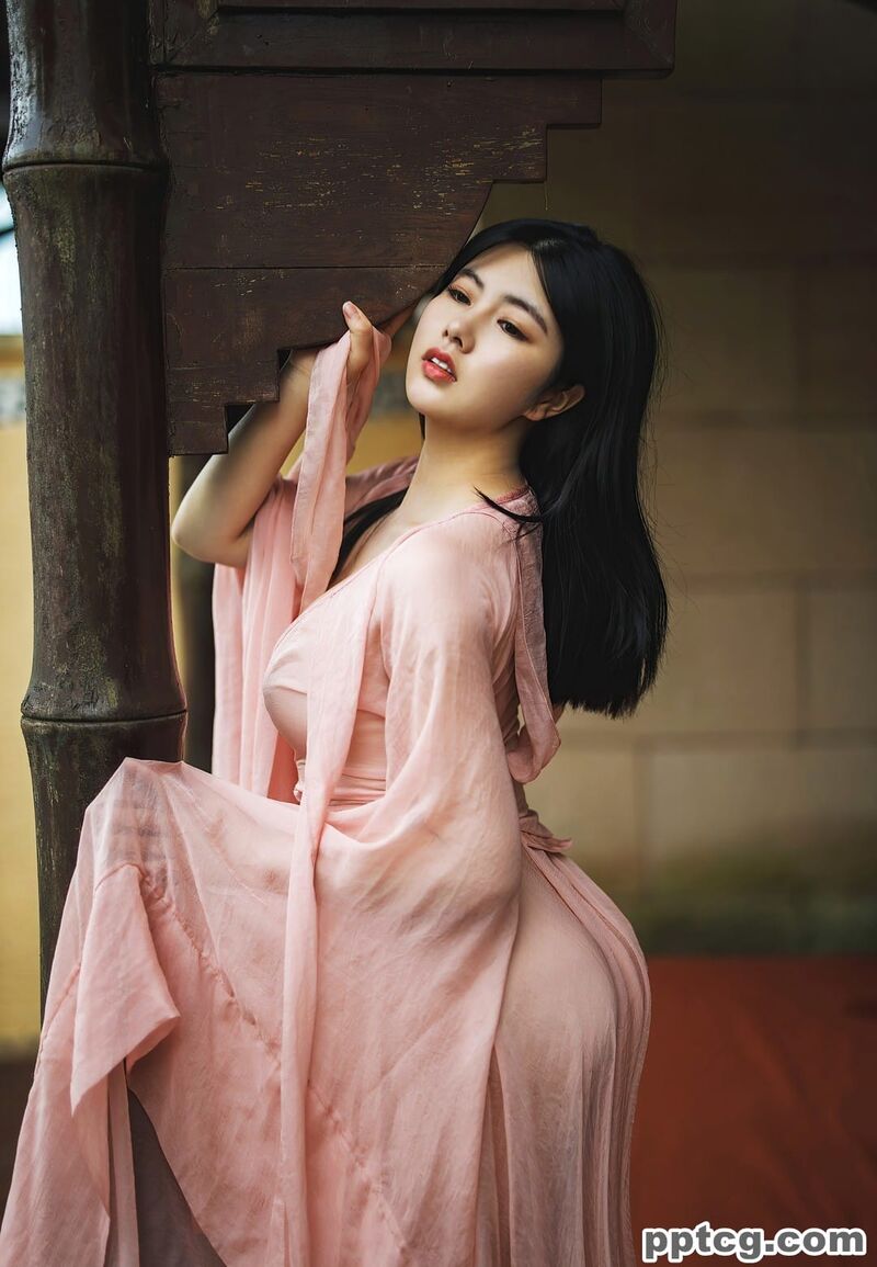 娜露Selena美女写真图集合集打包下载54套 17GB  2025-04-07 套图合集 8       详情介绍   常见问题        哎哟喂！今天咱们来唠唠这位让直男挪不开眼、女生都忍不住偷瞄的宝藏女孩——娜露Selena！别看名字带点洋气，人家可是土生土长的郑州妹子，1997年出生的白羊座，身高165cm配上50kg的微肉身材，三围B92/W70/H94，这数据一摆出来，妥妥的“人间沙漏”啊！ 说到她的风格，那可真是“又纯又欲天花板”！穿个小白裙能拍出初恋感，换上蕾丝内衣立马变身暗黑系御姐，户外麦田里甩个长发像文艺片女主，私房打光灯一照又成了油画里的古典美人。她自己还开玩笑说：“摄影师让我摆姿势，我脑子里全是抖音热门BGM！” 别看现在镜头前游刃有余，刚入行时她可闹过笑话。有次拍运动主题写真，穿着紧身瑜伽裤做高抬腿动作，结果“刺啦”一声裤裆裂了！全场憋笑憋到内伤，这妞居然淡定掏出别针现场改造型，还自嘲：“这叫行为艺术懂不懂？” 要说最杀人的还是她那招牌蜜桃臀！粉丝们给她起了个外号叫“郑州卡戴珊”，她自己倒挺佛系：“健身？不存在的！我这肉都是吃烩面长的，纯天然河南特产～”结果有次直播吃胡辣汤配油馍头，弹幕集体哀嚎：“姐姐别吃了！再吃写真要变美食纪录片了！” 这姑娘还是个斜杠青年，滑雪能玩单板360度转体，跳爵士舞能嗨翻全场，最近还考了个潜水证。粉丝都说：“别人家模特拍照要打光，她拍照要带急救包——指不定就从哪块礁石上蹦下去了！” 现在她的54套写真集早被老司机们封为“硬盘必存资源”，从清纯校服到辣妹比基尼应有尽有。有网友统计过，她光是撩头发的姿势就有17种，粉丝们还发起过“娜露仿妆挑战赛”，结果集体翻车：“这腰臀比是碳基生物能拥有的吗？！”       更新2套： Ugirls爱尤物 2022 NO.2414 执笔春生 娜露[35P／81.6MB] Ugirls爱尤物 2022 NO.2424 心念之名 娜露[35P／77MB] 完整版菜单 BoLoli波萝社2017.06.06 VOL.066 娜露selena[34P251M] BoLoli波萝社2017.07.20 VOL.088 娜露Selena[40P418M] HuaYang花漾 2017.11.22 VOL.016 娜露Selena [40P94MB] HuaYang花漾 2017.12.08 VOL.018 娜露Selena[40+1P113M] HuaYang花漾 2018.01.09 VOL.024 娜露Selena [40P89MB] HuaYang花漾 2020.07.09 VOL.252 娜露Selena [61P131MB] HuaYang花漾 2020.07.24 VOL.262 娜露Selena [65P645MB] HuaYang花漾 2020.09.15 VOL.290 娜露Selena [56P537MB] HuaYang花漾 2020.10.12 VOL.303 娜露Selena[55+1P／504MB] HuaYang花漾 2021.01.19 VOL.354 娜露Selena[53+1P／473MB] HuaYang花漾 2021.03.19 VOL.376 娜露Selena[40+1P／404MB] MiStar魅妍社 2015.11.02 VOL.042 娜露Selena[60P+1P173M] MiStar魅妍社 2015.11.28 VOL.046 娜露Selena[54+1P93M] MiStar魅妍社 2015.12.21 VOL.050 娜露Selena MiStar魅妍社 2016.01.13 VOL.057 娜露Selena[60+1P155M] MiStar魅妍社 2016.04.13 VOL.073 娜露Selena TouTiao头条女神 2019.02.10 娜露selen[29P／9.14M] TouTiao头条女神 2019.04.17 娜露selena 情绪人生[19+1P／39.3M] Ugirls尤果网 爱尤物专辑 VOL.1952 娜露 初稿 [35P36.7MB] Ugirls尤果网 爱尤物专辑 VOL.2002 娜露 棕榈叶少女[35P／43.6MB] Ugirls尤果网 爱尤物专辑 VOL.2062 娜露 高温元气[35P／42.2MB] Ugirls尤果网 爱尤物专辑 VOL.2075 娜露 赏春[35P／35.9MB] Ugirls尤果网 爱尤物专辑 VOL.2099 娜露 露天诱惑[35P／39.3MB] Ugirls尤果网 爱尤物专辑 VOL.2269 鸿运当头 娜露 [35P221M] Ugirls尤果网 爱尤物专辑 VOL.2272 高温运动 娜露 [35P77M] Ugirls爱尤物 2022 NO.2361 快乐软糖 娜露[35P／109MB] Ugirls爱尤物 2022 NO.2414 执笔春生 娜露[35P／81.6MB] Ugirls爱尤物 2022 NO.2424 心念之名 娜露[35P／77MB] Ugirls爱尤物 2022 NO.2443 娜露 心语心愿[35P／114MB] XIUREN秀人网 2016.05.03 NO.0518 娜露Selena[52+1P188M] XIUREN秀人网 2018.10.10 NO.1183 娜露Selena [53P194MB] XIUREN秀人网 2019.02.28 NO.1356 娜露Selena[47+1P147M] XIUREN秀人网 2019.05.23 NO.1468 娜露Selena[41+1P120M] XIUREN秀人网 2019.12.27 NO.1886 娜露Selena[52+1P75M] XIUREN秀人网 2020.06.30 NO.2275 娜露Selena [60P724MB] XIUREN秀人网 2020.07.20 NO.2345 娜露Selena [48P620MB] XIUREN秀人网 2020.08.26 NO.2491 娜露Selena [46P521MB] XIUREN秀人网 2020.08.31 NO.2508 娜露Selena [51P589MB] XIUREN秀人网 2020.11.05 NO.2744 娜露SELENA[50+1P／455MB] XIUREN秀人网 2020.12.07 NO.2863 娜露Selena[50+1P／477MB] XIUREN秀人网 2021.05.07 NO.3379 娜露Selena[48+1P／359MB] YouMi尤蜜荟 2020.06.28 VOL.474 娜露Selena [77P917MB] YouMi尤蜜荟 2020.07.13 VOL.484 娜露Selena [76P879MB] YouMi尤蜜荟 2020.08.24 VOL.513 娜露Selena [64P698MB] YouMi尤蜜荟 2020.09.07 VOL.523 娜露Selena [90P905MB] YouMi尤蜜荟 2020.09.16 VOL.528 娜露Selena [49P424MB] YouMi尤蜜荟 2020.10.09 VOL.539 娜露Selena [59P554MB] YouMi尤蜜荟 2020.10.21 VOL.543 娜露Selena [64P550MB] YouMi尤蜜荟 2020.10.27 VOL.546 娜露Selena[50+1P／440MB] YouMi尤蜜荟 2020.11.23 VOL.561 娜露SELENA[50+1P／516MB] YouMi尤蜜荟 2021.01.21 VOL.591 娜露Selena[50+1P／461MB] YouMi尤蜜荟 2021.03.30 VOL.623 娜露Selena[45+1P／406MB] YouMi尤蜜荟 2021.04.13 VOL.629 娜露Selena[45+1P／401MB] ArtGravia Vol.211 娜露selena [63P195M]  声明：1.本站分享高清无水印写真图集资源，其中出镜的模特均为成年女性且展示正常写真内容，无R18；  2.本站所有文章、图集资源等均来源于网络，收费仅为收集整理费用，不代表资源本身价值，如有异议请自行收集整理；  3.本站所有资源仅用于交流学习，版权归原作者所有，如有侵权、不妥等内容请在个人中心提交工单，我们会第一时间处理。    人间沙漏身材 娜露Selena 纯欲天花板       分享 收藏 点赞(0)         网站可以不用下载直接在线观看吗？ 本站主要是高清图片原图资源下载站，由于资源的特殊性，大部分图片都需要下载解压后观看，部分图片提供在线浏览。     网站资源的下载方式是什么，百度网盘还是城通网盘、迅雷等？ 本站大部分资源上传在百度网盘上，需要安装百度网盘客户端才能下载，强烈建议开通百度网盘的超级会员，否则下载会限速。部分资源采用诚通网盘、迅雷网盘等方式。     下载后提示文件损坏怎么办？ 出现这种情况一般都是文件下载不完整或解压软件的问题，文件下载不完整可以重新下载一遍再试。若下载的文件后缀中含有中文请按照提示删除。     资源下载后手机用户如何解压？ 本站大部分资源都是通过Winrar压缩，解压软件电脑端建议用Winrar或者好压，安卓建议用 Zarchiver ，苹果建议用 IZIP 。  详细解压教程请参考：  电脑解压教程 安卓手机端解压教程 苹果手机端解压教程     网站的会员有几种，权限是如何分配的？ 详细请参考：  VIP介绍，会员等级越高，所能获取的权限也越高。     每日下载资源有限制吗？ 详细请参考：  VIP介绍  恶意采集者会触发系统防火墙，导致账号被永久封禁，账号封禁后一律不解封，请大家珍惜自己的账号。     购买后可以退款吗？ 本站所有图片视频等属于网络虚拟资源，非实物，一经购买即拥有了下载权限。  所以一经购买不支持退款，售后问题请在个人中心提交工单。     是否可以与他人分享VIP会员账号？ 本站VIP账号只限购买者本人使用，禁止与他人分享。  如发现同一个账号短时间内有多个IP登录记录或者在其它网站传播本站资源一律封号处理，账号封禁后一律不解封，请大家珍惜自己的账号。     账号无法登录，忘记密码怎么办？ 大家注册时一定要牢记好账号及邮箱，忘记密码可以通过邮箱取回，密码尽量设置复杂些，包括大小写、数字和特殊符号。  比如：abc168@abc.com  会员账号因密码太简单很容易被盗，普通会员被盗号，站长会直接删除账号，VIP会员被盗号，站长会直接封禁账号，请知悉！     有问题如何联系我们？ 售后问题请提交工单：提交工单        相关文章     VIP